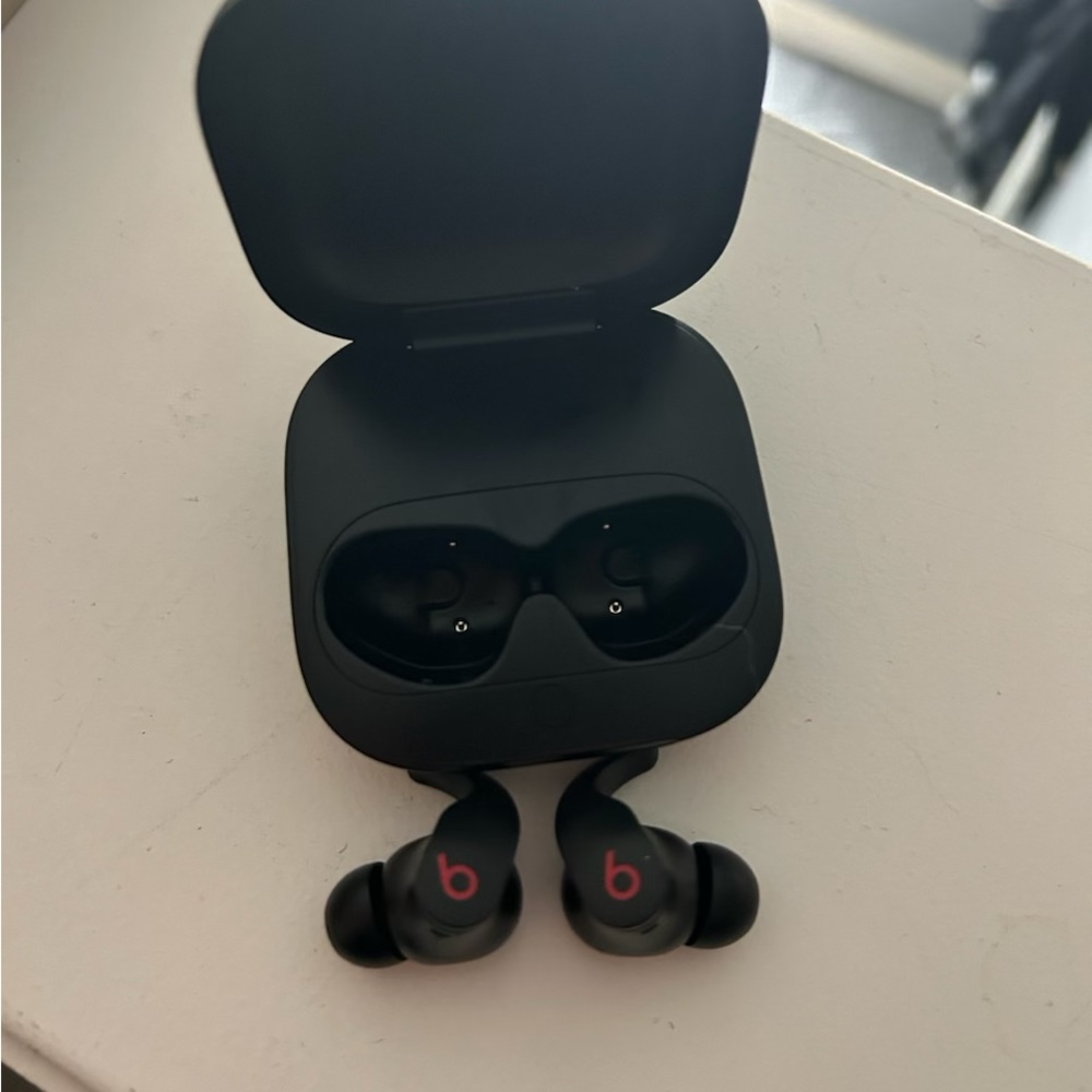 Red/black beats - Picture 2 of 2